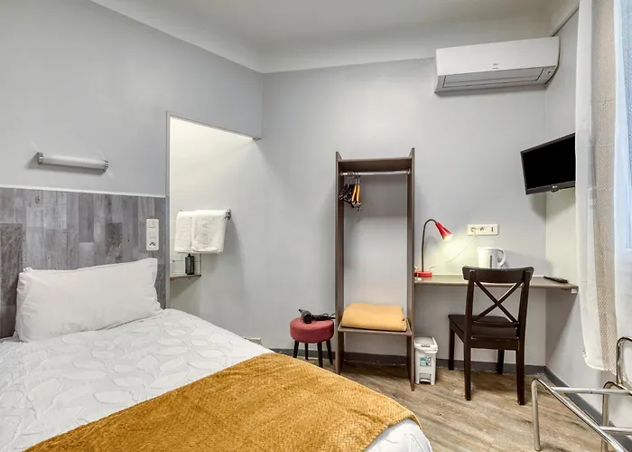 Отель Hotel Mistral Saint Roch Монпелье
